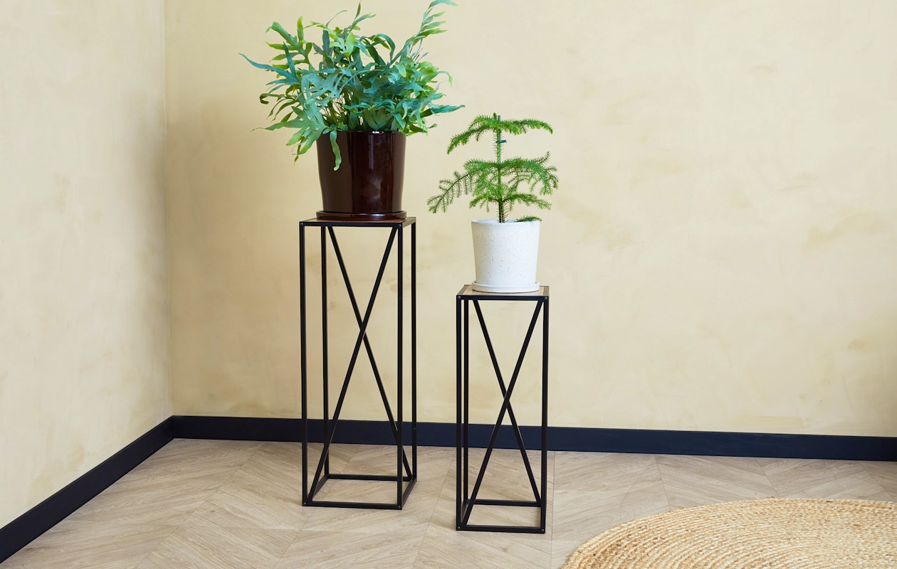 Set van 2 plantentafels in de kleur zwart/hout!