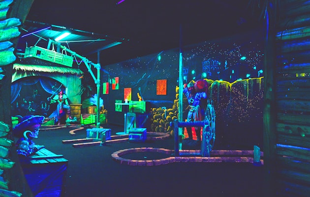 Een potje Glow minigolf voor 4 personen bij Aloha Amsterdam!