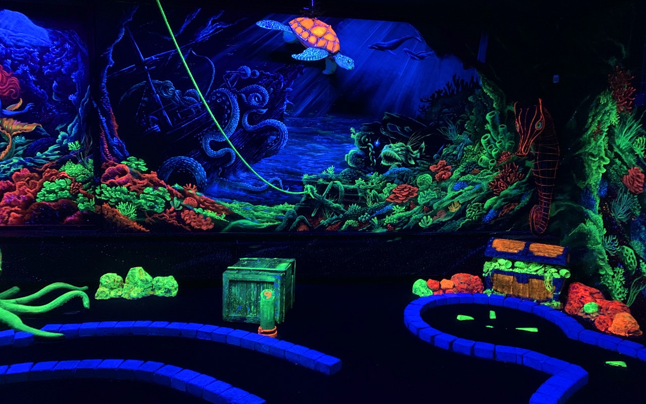 Glow Minigolf bij Aloha in Amsterdam