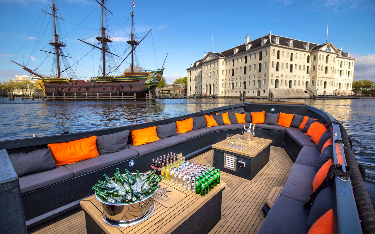 2 tickets voor een luxe boottocht door de Amsterdamse grachten (doordeweeks)!