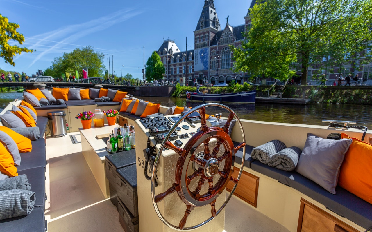 2 tickets voor een luxe boottocht door de Amsterdamse grachten (doordeweeks)!