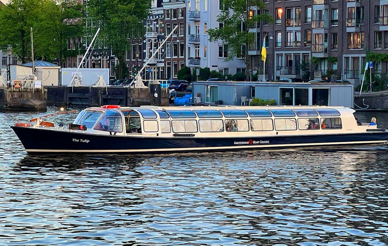 Voor 2 personen een rondvaart door Amsterdam met Nederlandse friet + bitterballen!