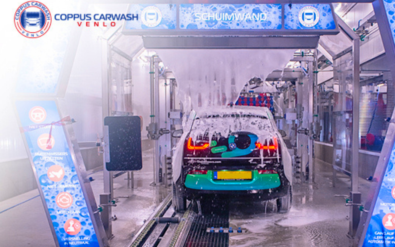 Een blinkend schone auto na wasprogramma 'Het Beste' bij Carwash Coppus Venlo  