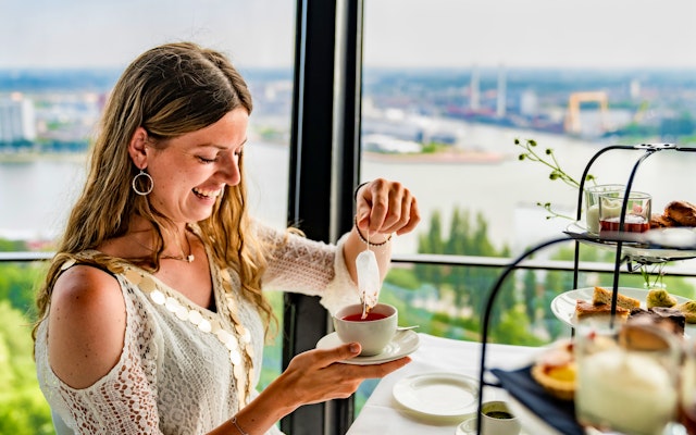 High tea'en met prachtig uitzicht bij de Euromast!