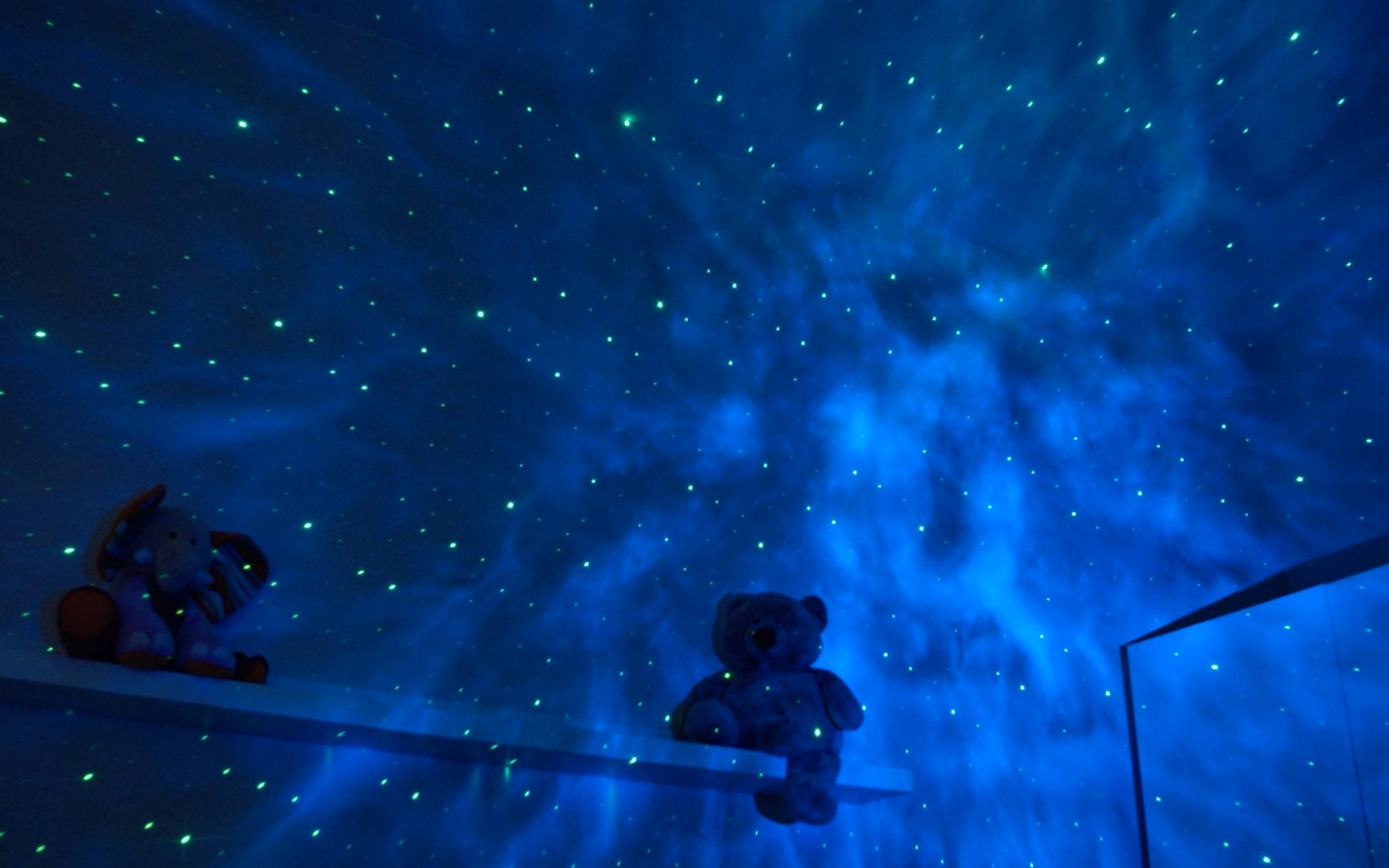 Verander jouw plafond in een stralende sterrenhemel met deze slimme sterrenprojctor!