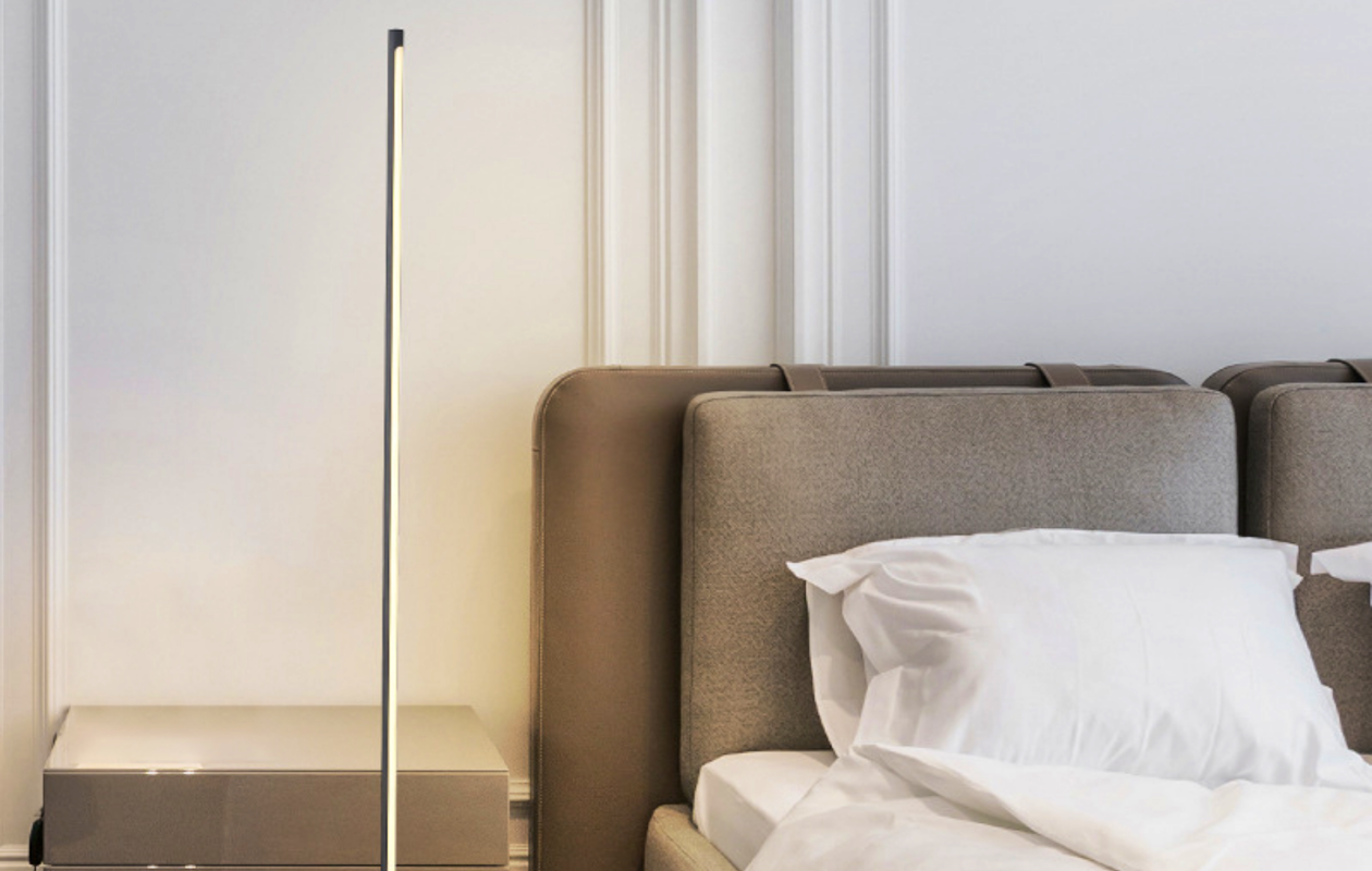 Minimalistisch ontworpen design vloerlamp met bewegende verlichting in verschillende kleuren!