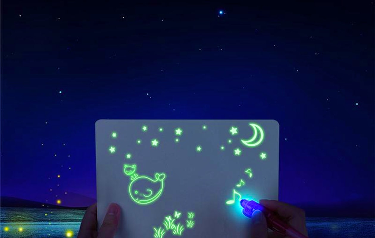 Een glow in the dark A4 tekenbord met 1 magische toverpen!