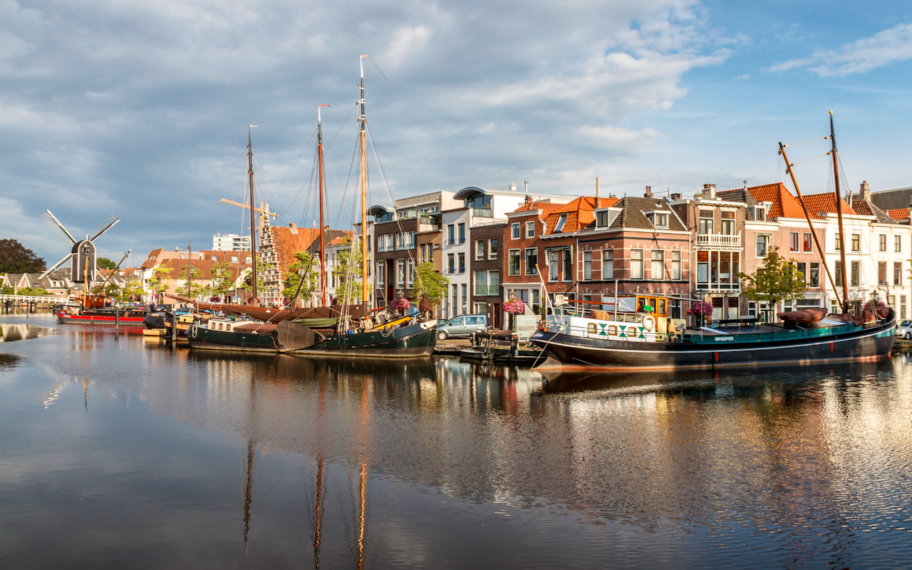 Stap aan boord bij Rederij van Hulst en geniet van een heerlijke vaartocht rondom de stad Leiden!