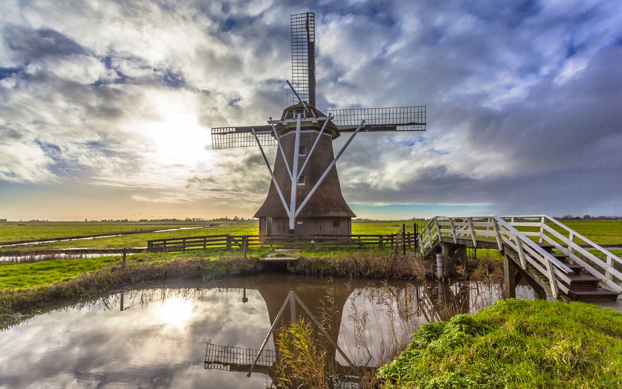 Geniet van het prachtige Leiden en omgeving vanaf het water met  een rondvaart over de Kagerplassen met rederij van Hulst!