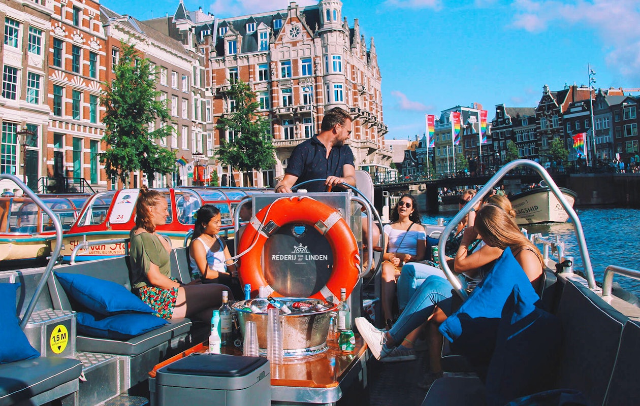 150 minuten varen door Amsterdam met max. 16 personen!