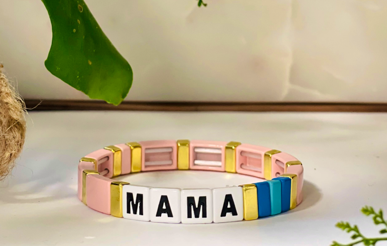 Pink 'LOVE' en 'MAMA' armbanden set met gouden details!