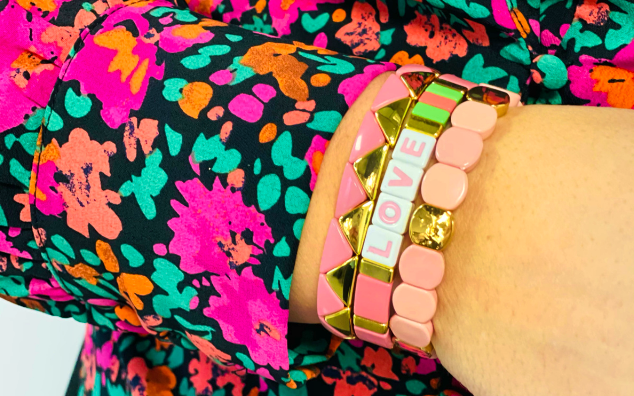 Pink 'LOVE' en 'MAMA' armbanden set met gouden details!