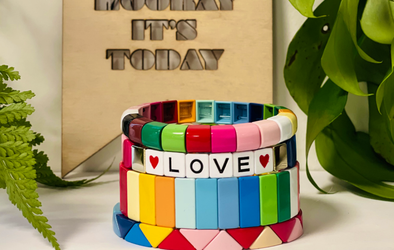 Rainbow 'LOVE' en 'MAMA' armbanden set in verschillende kleurtjes!