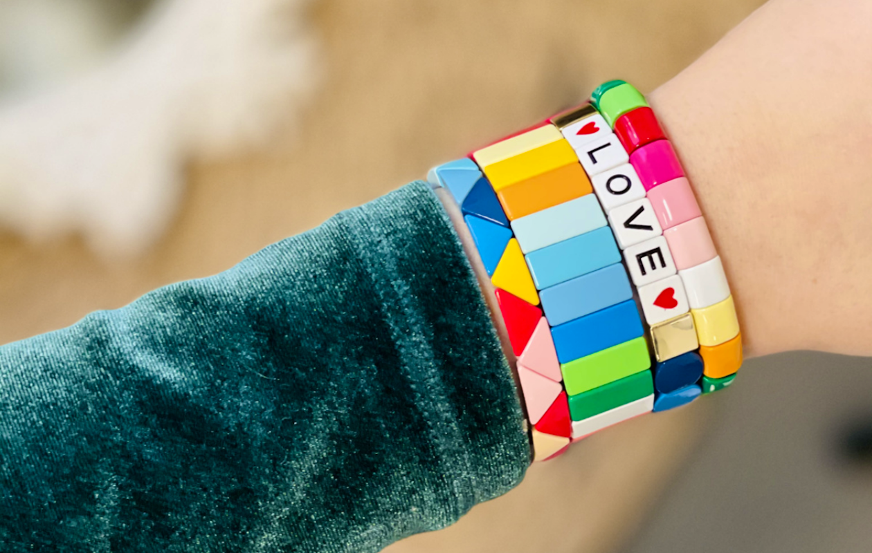 Rainbow 'LOVE' en 'MAMA' armbanden set in verschillende kleurtjes!