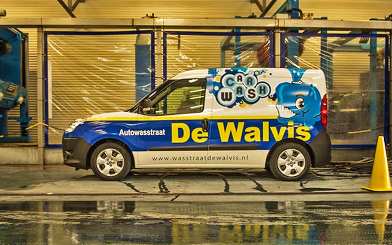Brandschone auto na het Rain Magic Programma bij Wasstraat de Walvis!