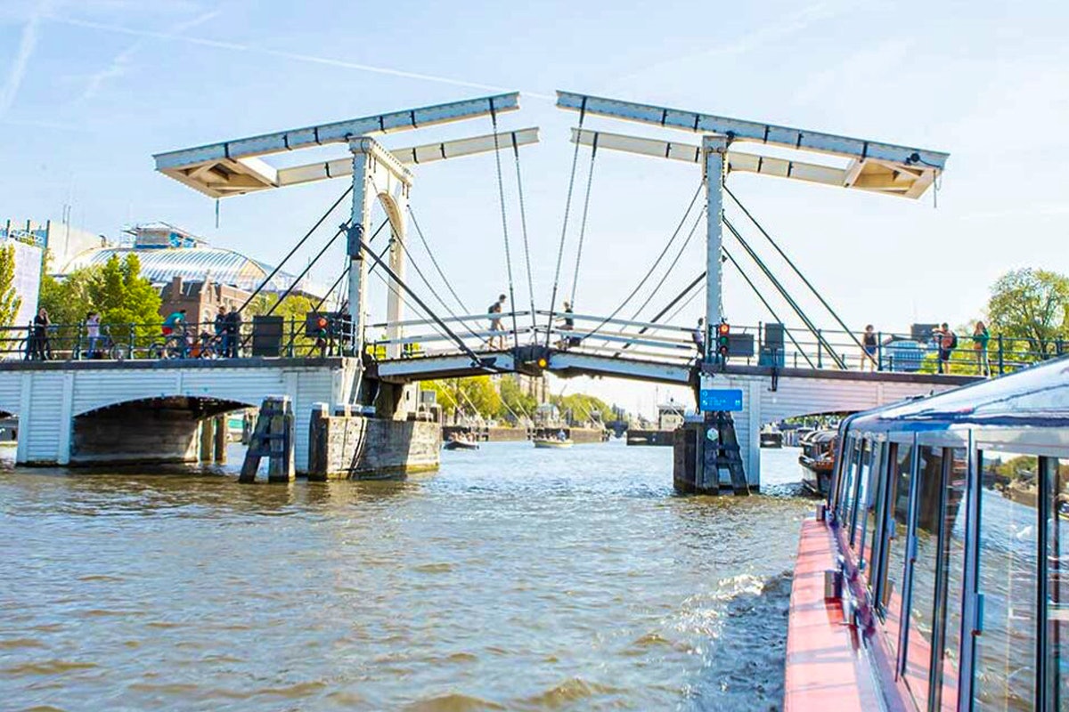 2 tickets voor een City Canal Cruise door de Amsterdamse grachten!
