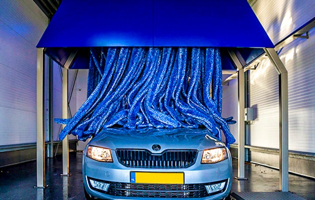 Een stralende auto bij CarWash360, de beste wasstraat van Alkmaar en omstreken!