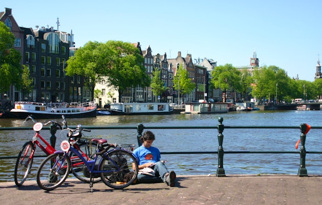 Ontdek met 4 personen Amsterdam op de fiets bij MacBike fietsverhuur!