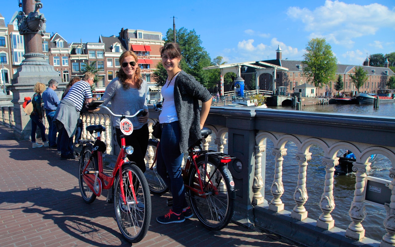 Ontdek met 4 personen Amsterdam op de fiets bij MacBike fietsverhuur!