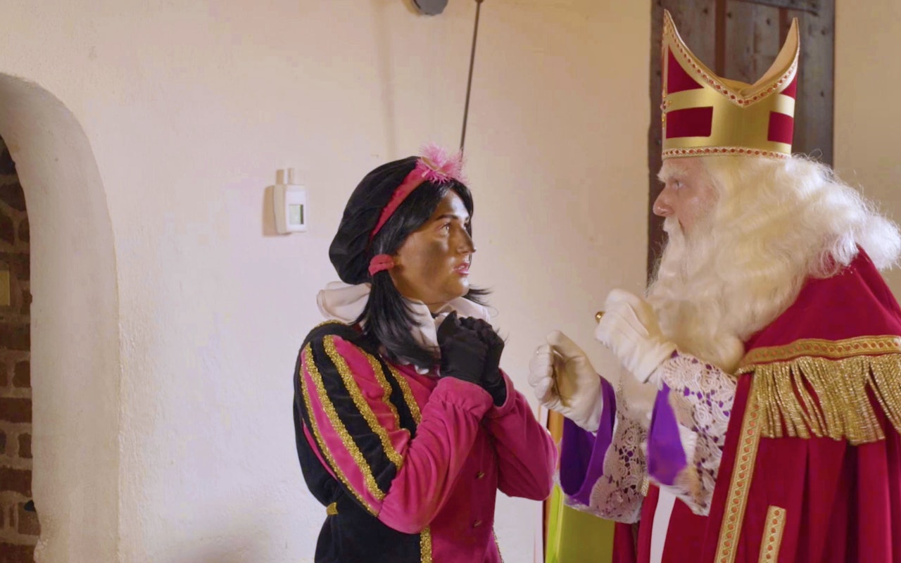 Verras de familie op Pakjesavond met een persoonlijke videoboodschap van Party Piet Pablo, Sinterklaas of Love Piet geldig voor 2 personen!