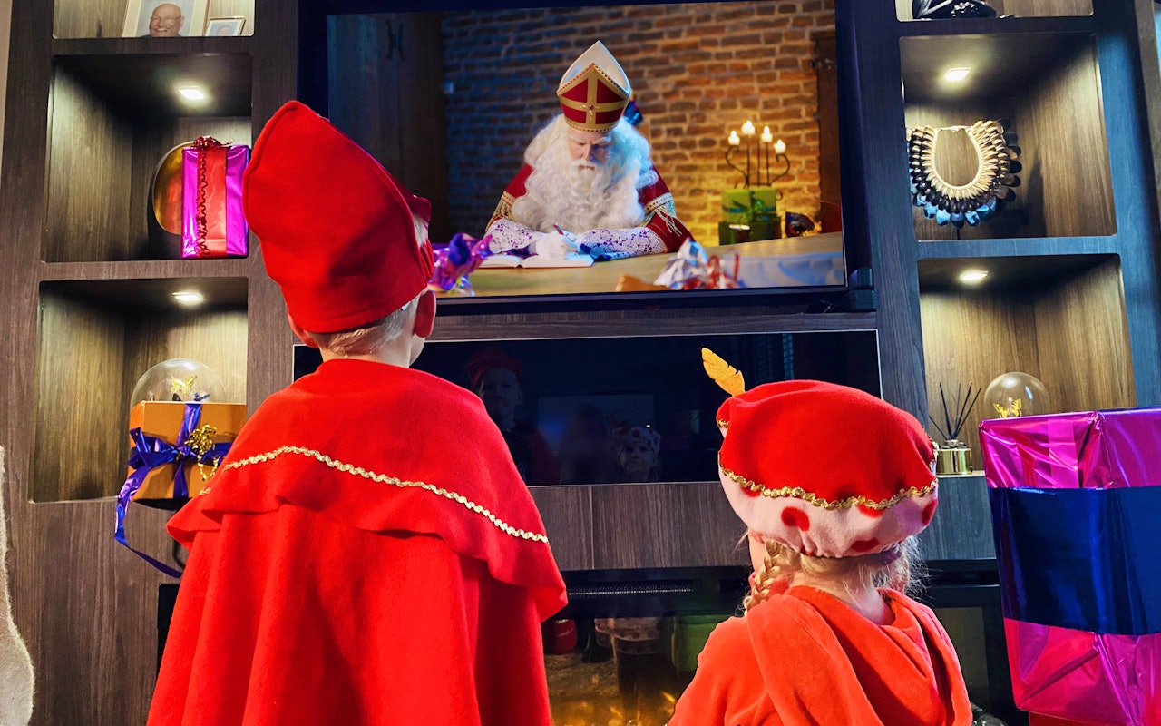 Verras de familie op Pakjesavond met een persoonlijke videoboodschap van Party Piet Pablo, Sinterklaas of Love Piet geldig voor 2 personen!
