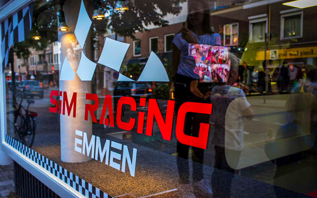Racing experience bij Sim Racing Emmen, incl. 2 drankjes & bittergarnituur!