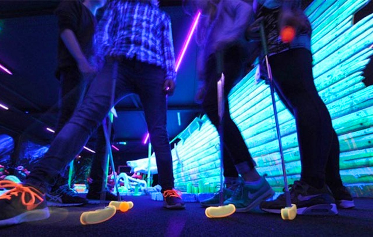 Eén game Glow Minigolf bij Powerzone Amsterdam!